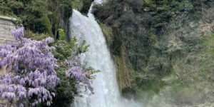 An hour from Rome there is a village with a waterfall in the historic center: it is unique in all of Europe