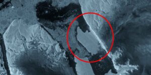 An iceberg the size of Manhattan has broken off in Greenland (and two other fractures are growing): satellite images