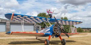 At 97, she flies on the wing of an airplane and breaks her own world record (to raise funds to donate to the hospital that treated her)