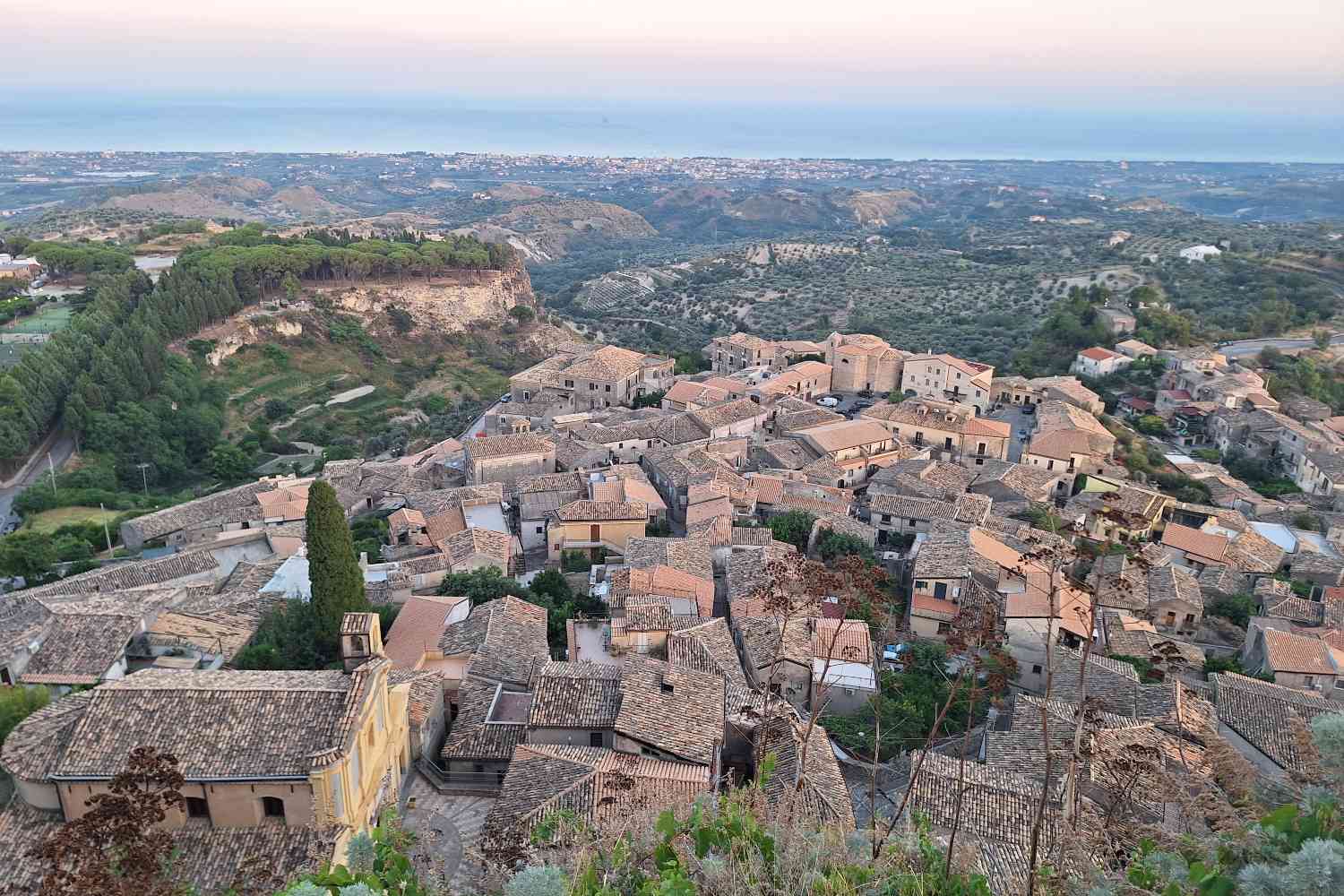 Come and discover Gerace with us, the Calabrian city of 100 churches (immersed in Byzantine art, history and views overlooking the sea)