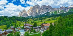 Cortina declares war on “coarse tourism”: stop bivouacs and picnics in the centre, also tightening on clothing