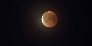 Eyes in the sky for the lunar eclipse: why you don’t need glasses and how to see it tonight from Italy (also in streaming)