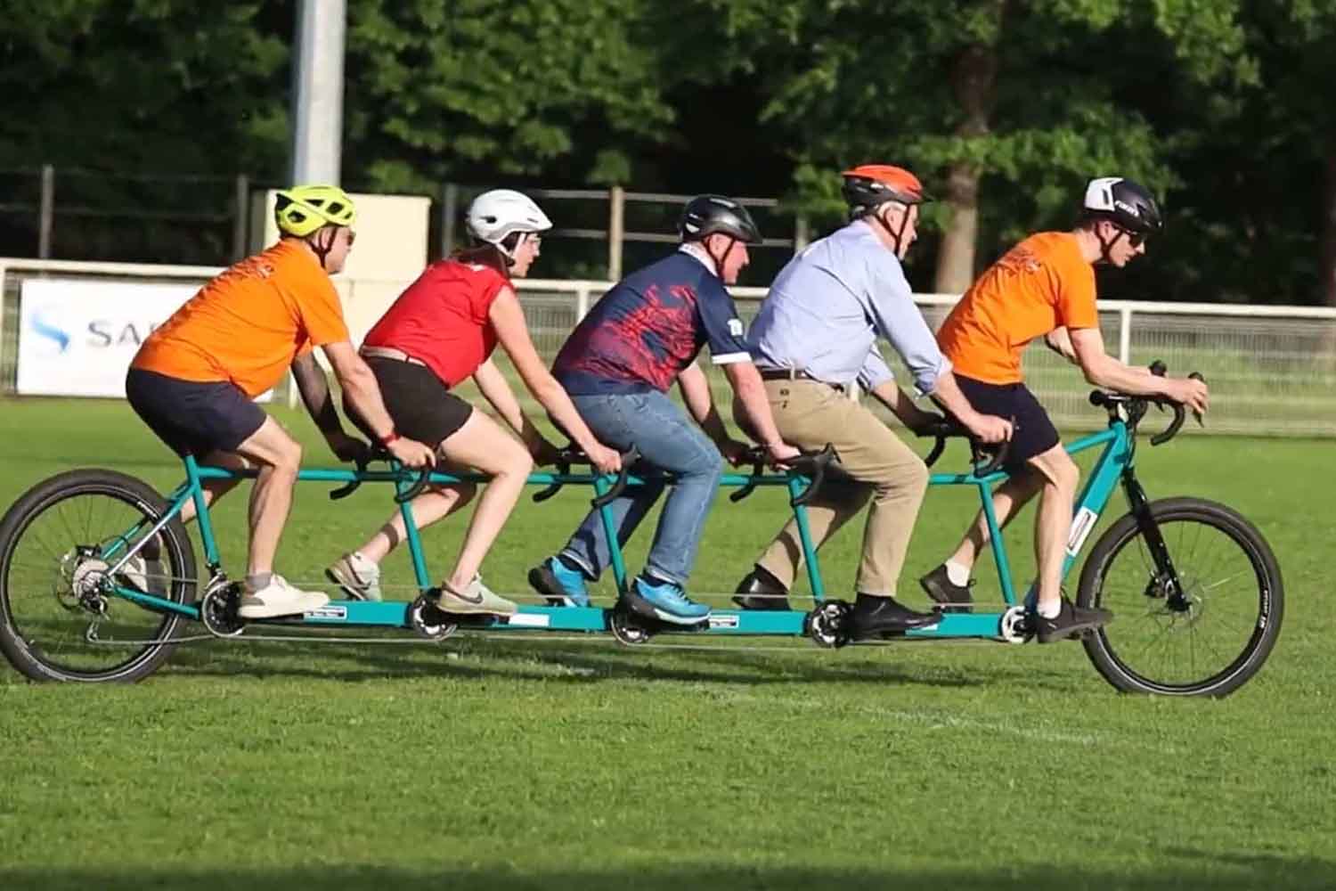 Bicicletta a cinque posti