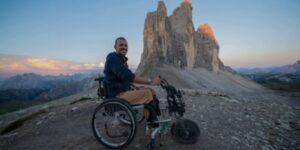 He climbs the Tre Cime di Lavaredo in a wheelchair to see the sunrise at 2,454 meters: the exciting feat of the Paralympic champion Luca Da Prato
