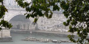 In Rome, the dry Tiber causes the ancient Nero bridge to resurface (dating back almost 2000 years ago)