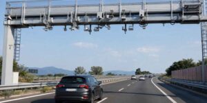 Motorways without toll booths, Free Flow is already active in Italy: how it works and what those who don’t pay risk