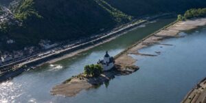 Once upon a time there was the Rhine, now the record drought has dried it up: stop shipping in Germany (and prices soar)