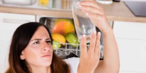 Opaque glasses full of limescale? The trick with citric acid that makes them shine again