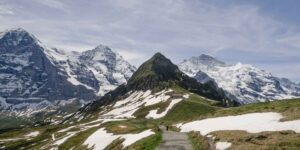 Scientists call them “snow eaters”: so a few days of heat can make the snow disappear from the mountains