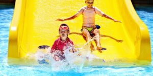 Summer holidays on the Riviera with children: ideas for alternating the sea, games and water parks