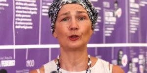“Take off your scarf, you disgust”: social hatred against councilor Roberta Vallacchi (under treatment for cancer) shows us the worst part of society