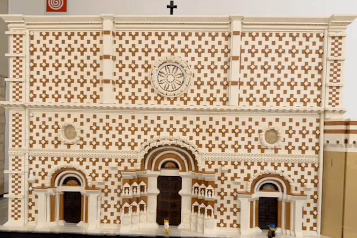 basilica collemaggio lego mostra