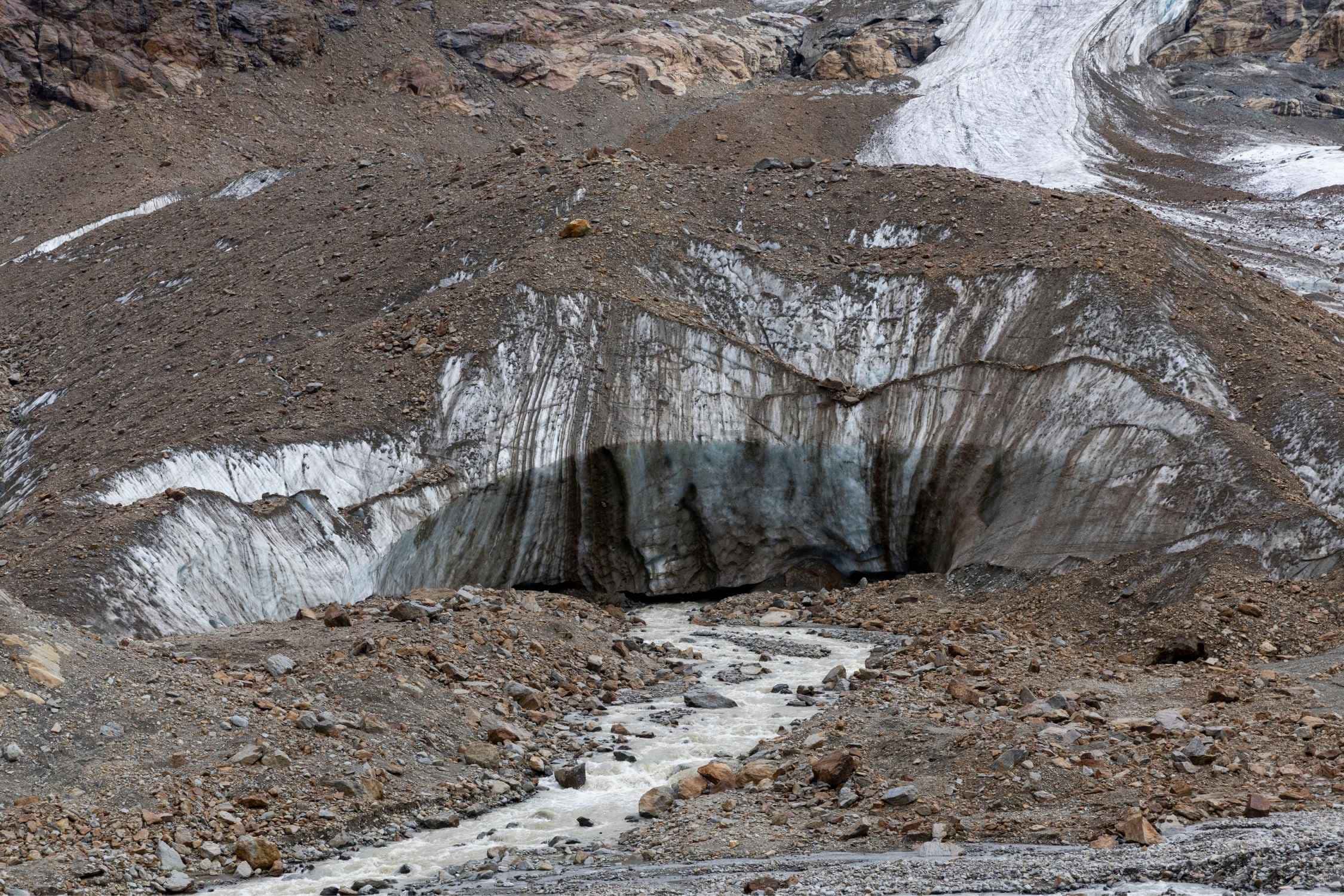 The second largest glacier in Italy is dying: from the Alps to Nepal, the mountains are collapsing before our eyes