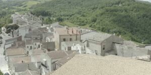 The smallest village in Puglia fights depopulation with social media: the 144 inhabitants become testimonials (and tourism explodes)