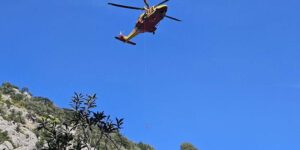 They climbed Cala Mariolu in slippers and without water: two (careless) tourists were recovered by the air ambulance