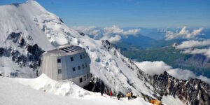 They ignore the ban, go up to the refuge and then ask for a free helicopter: the mayor says no
