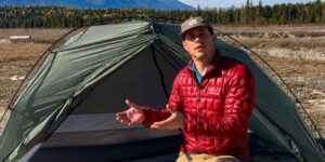 This is the “lightest in the world” complete tent: it weighs less than a kilo and also has a double wall