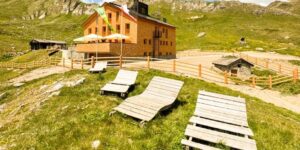This mountain refuge goes against the grain (and against overtourism): 20 fewer beds, no luxury and everyone eats together at the table