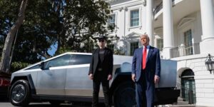 Trump still lashes out against electric cars and defines those who drive them as “sick” (but 17 months ago he bought a Tesla)
