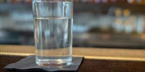 Water served in bars and restaurants targeted by the NAS, irregularities discovered in 54% of the premises: seizures and fines are triggered