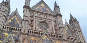What to see in Orvieto, the city suspended on the tuff with its imposing Cathedral, a Gothic masterpiece