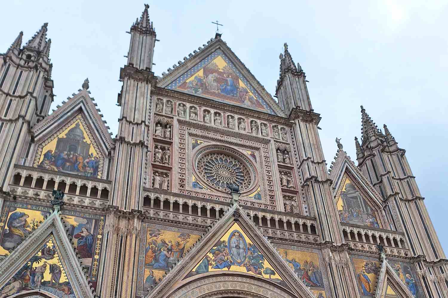 What to see in Orvieto, the city suspended on the tuff with its imposing Cathedral, a Gothic masterpiece