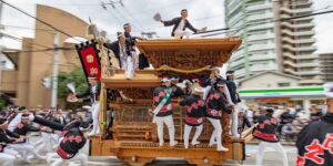 In Japan there is a festival where 4-ton floats are launched at full speed, without brakes: this is what happens