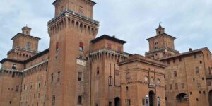 I’ll take you with me to Ferrara with its majestic Estense Castle surrounded by water (and you can visit it all by bike!)