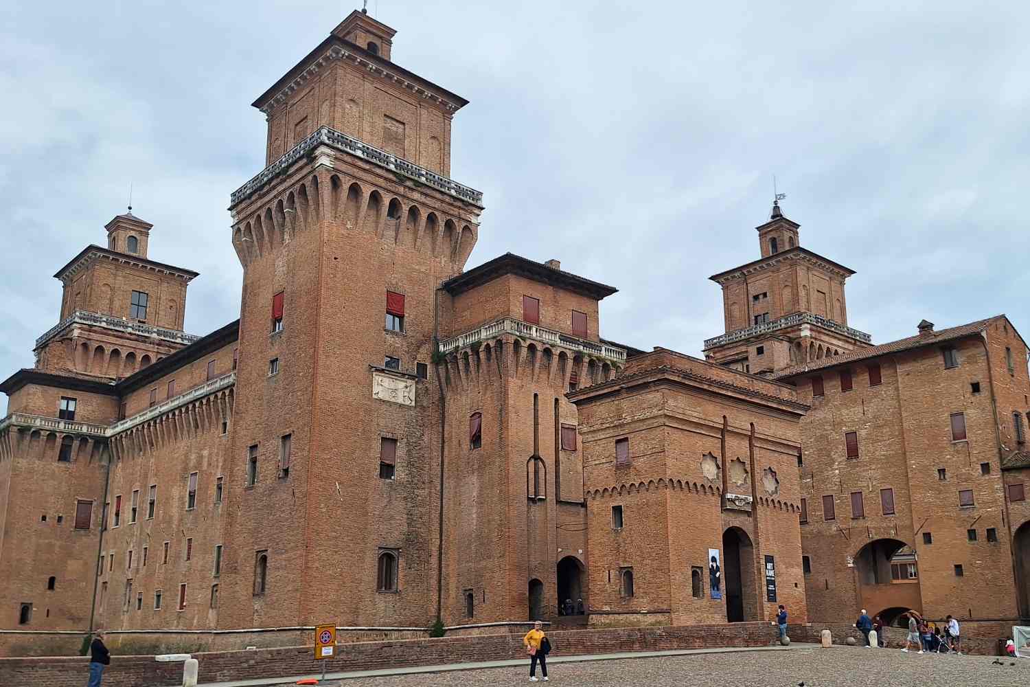 I'll take you with me to Ferrara with its majestic Estense Castle surrounded by water (and you can visit it all by bike!)