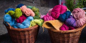 Don’t throw away balls of wool that you no longer use: transform them into these beautiful decorations