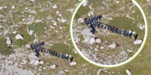 Injured in the face by a rock on the Gran Sasso, friends form a “human arrow” to help the air ambulance locate him