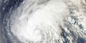Japan, typhoon Dujuan is approaching: gusts of up to 198 km/h and 9 meter waves, canceled flights and stopped trains