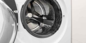 Mold and bad smells in the washing machine? A sponge is not enough: tricks that really work
