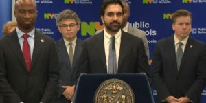 New York mayor bans AI in schools: “children need teachers and human contact to learn”