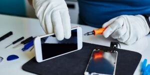 Smartphones easier to repair? The law has been in place for a year, but 4 out of 5 still don’t respect it