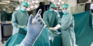 Surgical gloves and team safety: the role of the protective barrier in the operating room