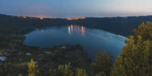 The Lucciolata returns to the village of Nemi: a procession of lights along the lake for the protection of the Castelli Romani