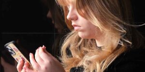 The “passive scrolling” trap: why spying on other people’s lives increases anxiety without you knowing it