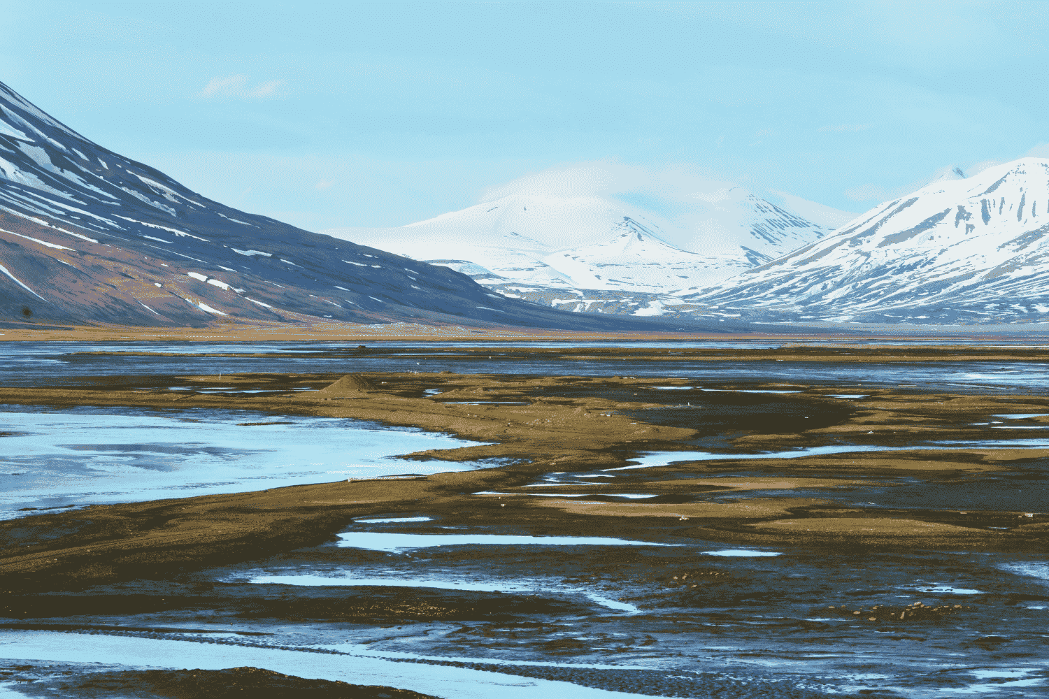 This is how Arctic glaciers release ancient methane trapped in rocks: study reveals concentrations up to 425 times higher than Svalbard