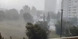 Violent storm in Rome: streets transformed into rivers, bins dragged and traffic at a standstill