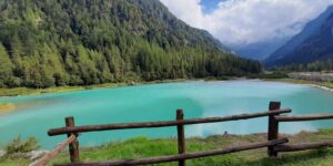 I’ll take you with me to Lake of the Fairies to discover Macugnaga, the enchanting village of Monte Rosa with the iconic centuries-old lime tree