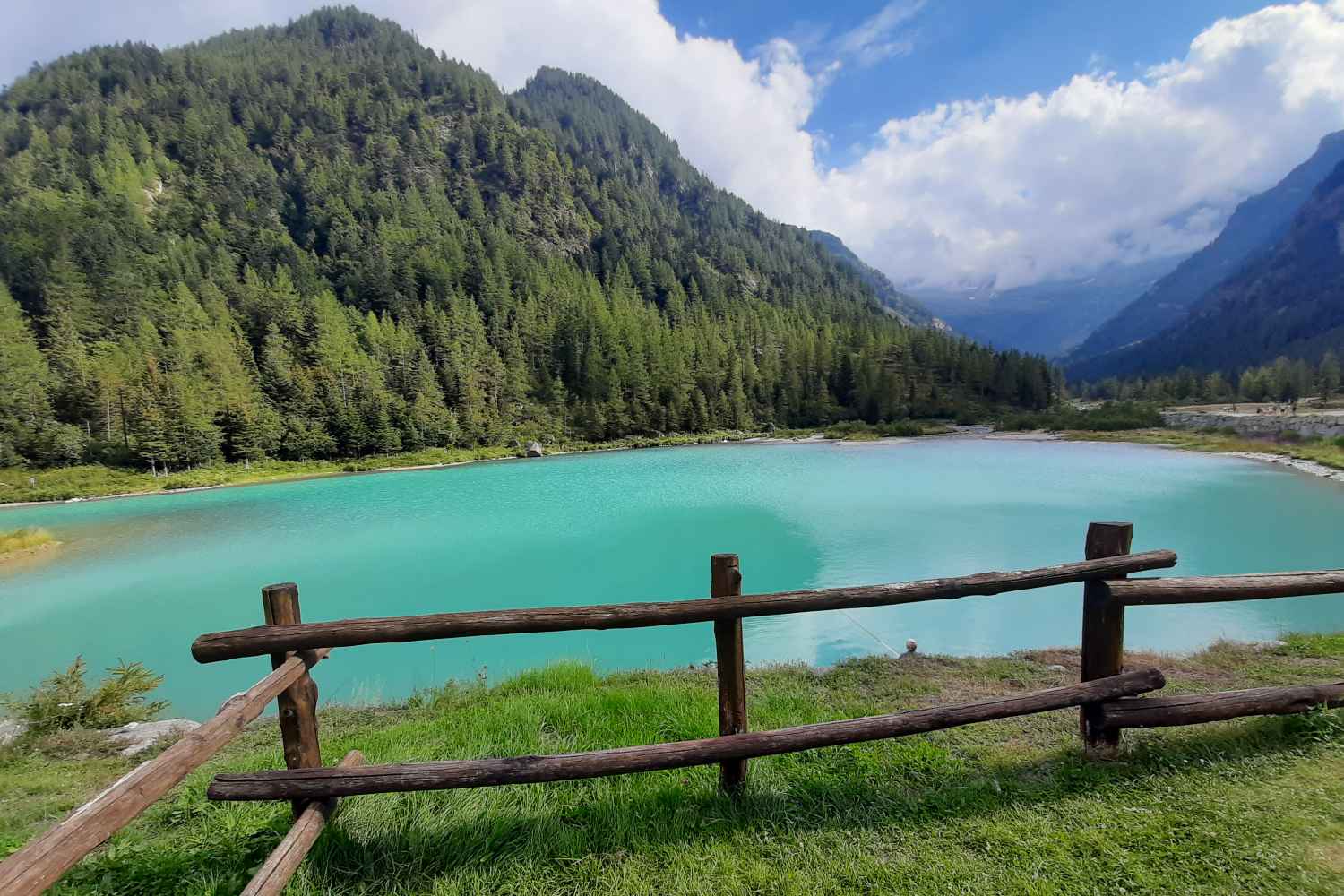 I'll take you with me to Lake of the Fairies to discover Macugnaga, the enchanting village of Monte Rosa with the iconic centuries-old lime tree