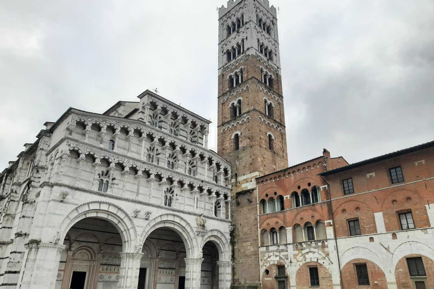 We have been to Lucca and I will explain to you why it is worth visiting the city of a hundred churches and walking on its historic walls