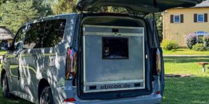 No need for a camper: this module turns your van into an outdoor bedroom with a large bed in just 10 minutes