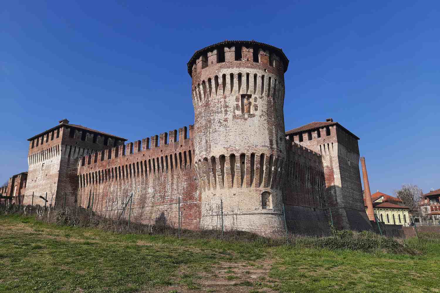 I have been to Soncino and I will explain to you why it is worth being enchanted by its castle and its picturesque starry vault