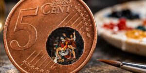 Artist paints a work by Caravaggio in just 8 millimeters on a 5 cent coin, using hair from his cat