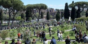 In Rome you can admire the blooming of ancient and rare roses even in autumn: the municipal rose garden has reopened (and it’s free)