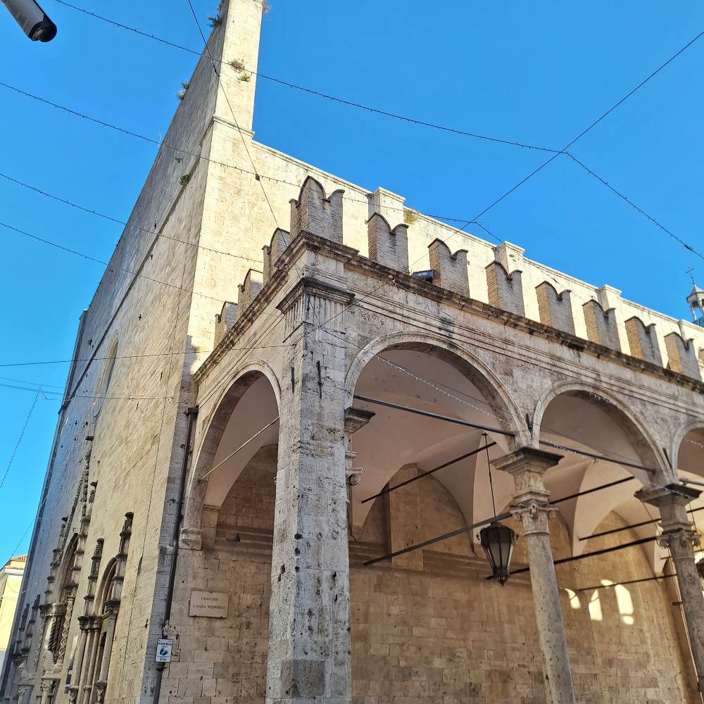 Ascoli 5 Loggia dei Mercanti
