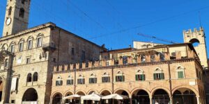 We went to Ascoli Piceno, the city of a hundred towers with the historic center entirely carved in travertine