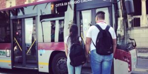 Against high fuel prices, free buses for 8 days: the Reggio Calabria initiative (to be replicated throughout Italy)